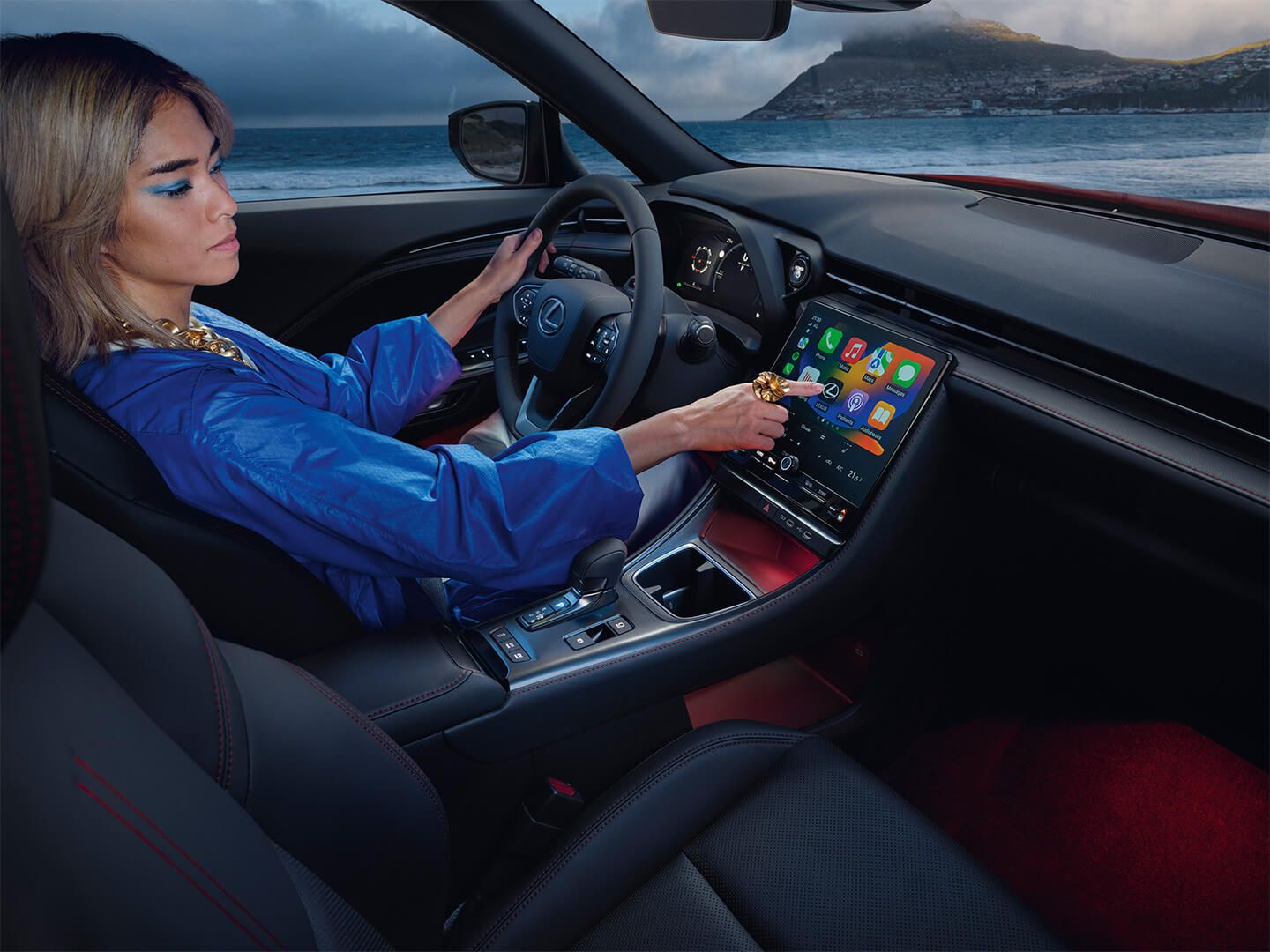  Жена изпробва функциите на мултимедийния екран в новия Lexus LBX