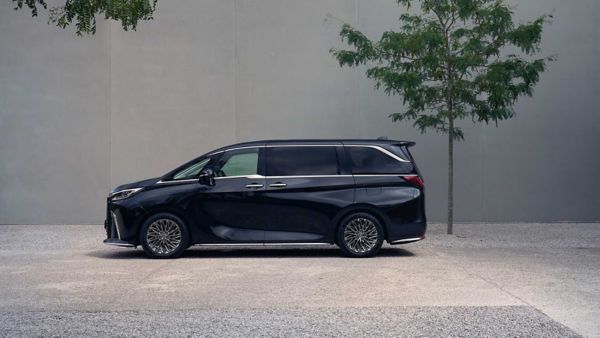 Bočný pohľad na zaparkovaný Lexus LM