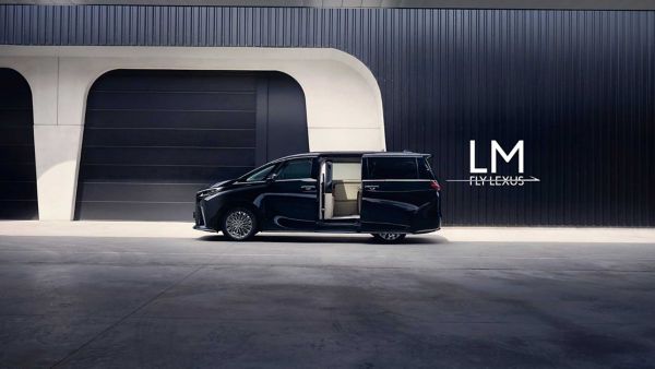Ein eleganter, schwarzer Lexus LM Minivan geparkt auf einer Betonfläche mit geöffneter Seitentür