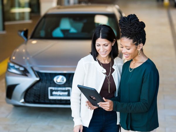 Zwei Frauen vor einem Lexus