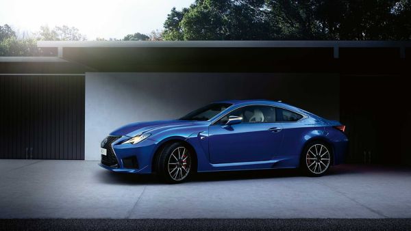 Ein dunkelblauer Lexus RC F steht in einer offenen Garage