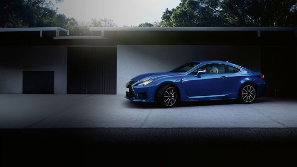 Lexus RC F geparkt vor einem Haus