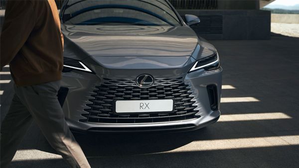 Vooraanzicht van een grijze Lexus RX 500h