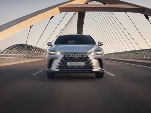 2023-lexus-rx-stay-ahead-left-right-lexus-driving-signature-1440x1080