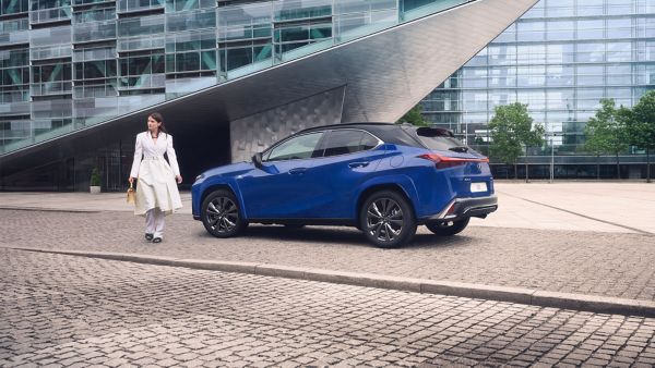 Vooraanzicht van een witte Lexus UX 250h