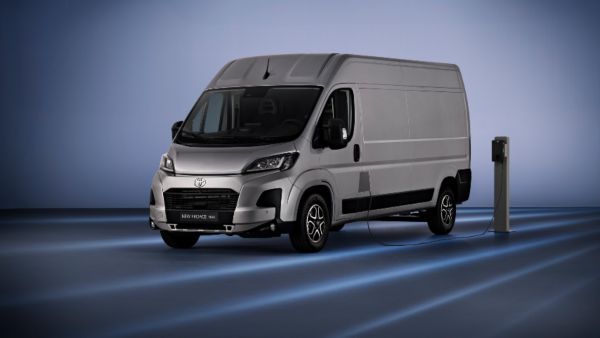 Proace Max et une borne de recharge en studio.