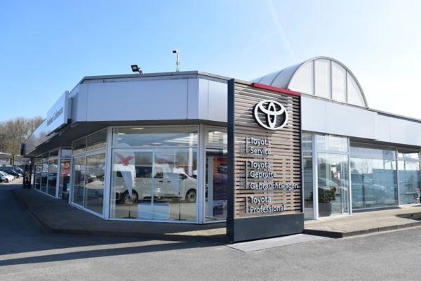 Autohaus-Eingang im neuen Toyota CI.