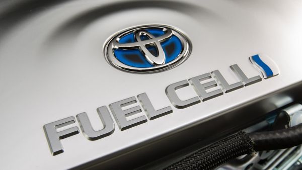 Motorabdeckung in silber mit Aufschrift "Fuelcell" und einem Toyota Logo