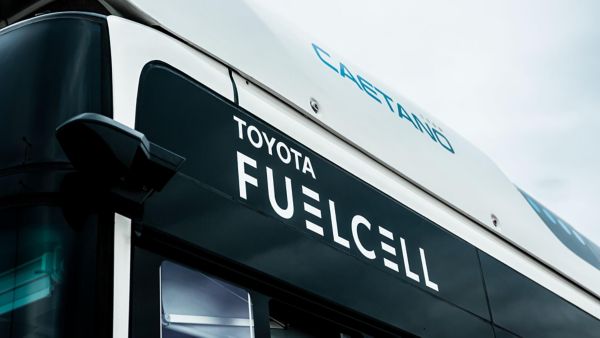 Kante eines Busdaches, auf denen ein Sticker mit der Beschriftung "Fuelcell" geklebt ist