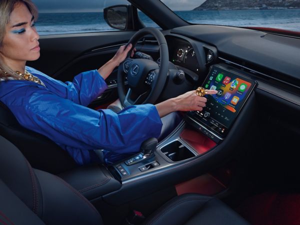 Eine Person bedient das Multimedia-Display eines Lexus