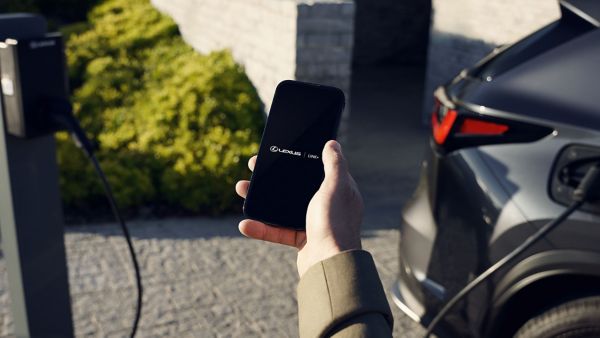 Osoba używająca aplikacji Lexus Link+ na telefonie komórkowym
