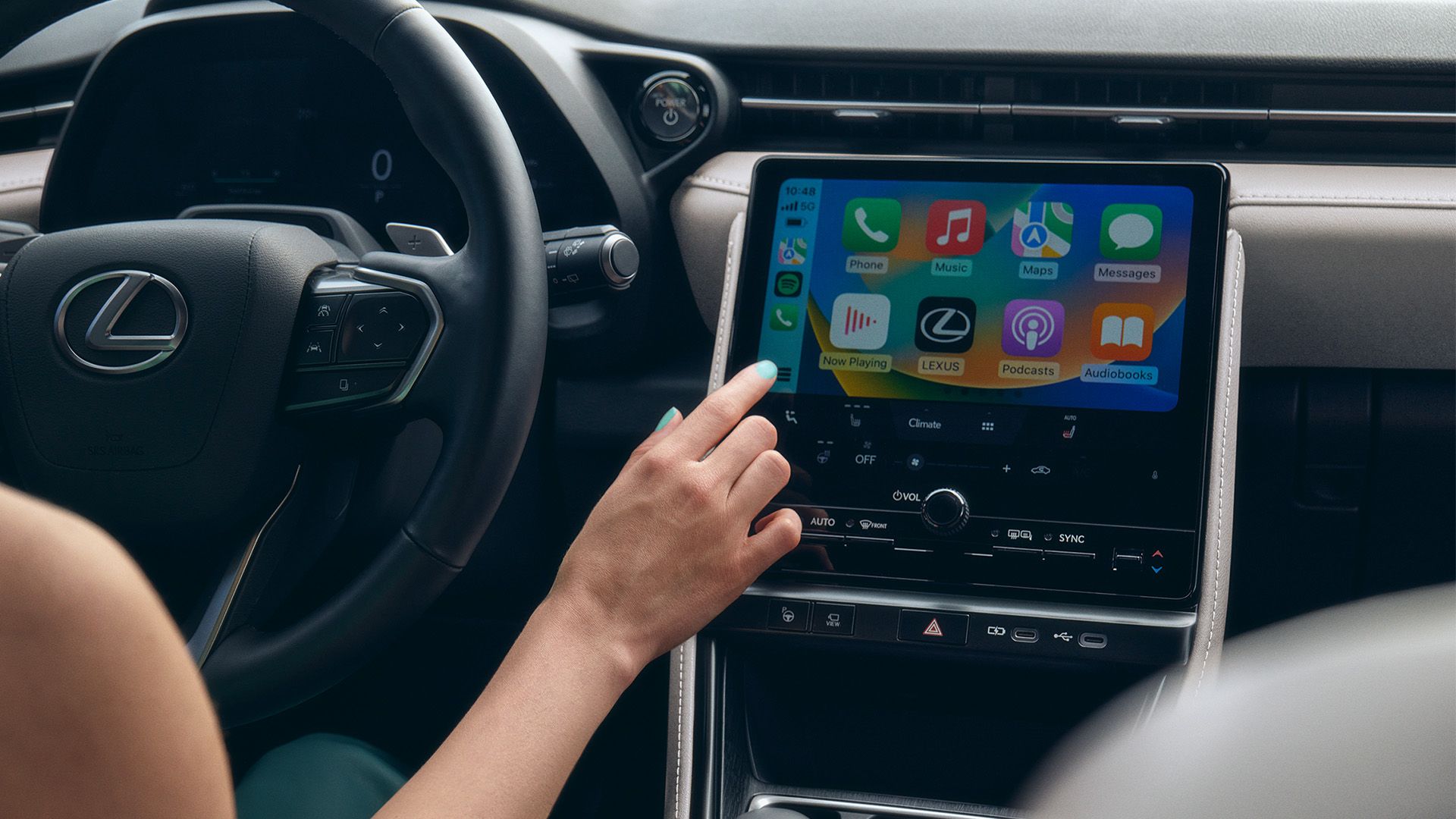 Een persoon in interactie met een Lexus multimedia touchscreen