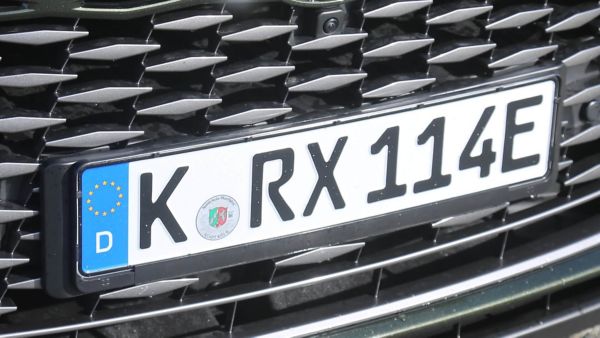 E-Kennzeichen an einem Elektroauto