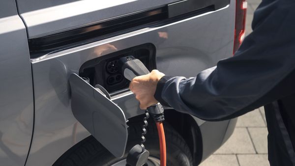 Auto mit Elektroantrieb an einer Ladesäule