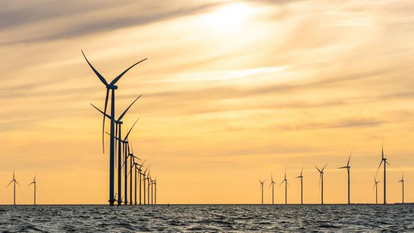 Windräder im Meer produzieren erneuerbare Energien