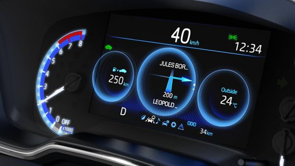 Ein digitales Kombiinstrument mit unteranderem Anzeigen der Geschwindigkeit, Navigation und Außentemperatur.