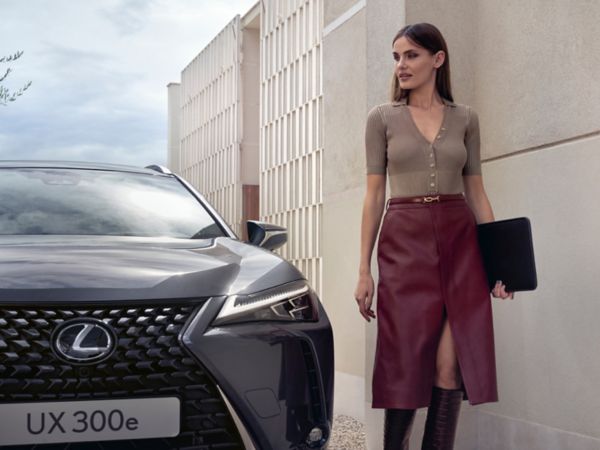 A person using the hands free boot on a Lexus