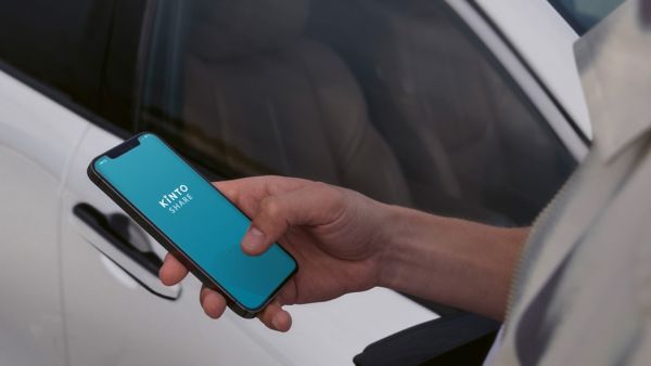 A person using the LexusLink+ App
