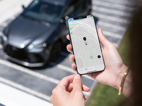 Eine Person, die ein Mobiltelefon für den Zugriff auf die Lexus Link-App verwendet