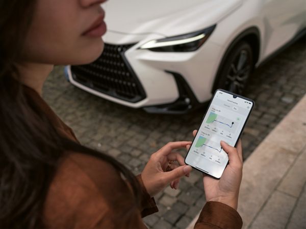 Eine Person, die ein Mobiltelefon für den Zugriff auf die Lexus Link-App verwendet