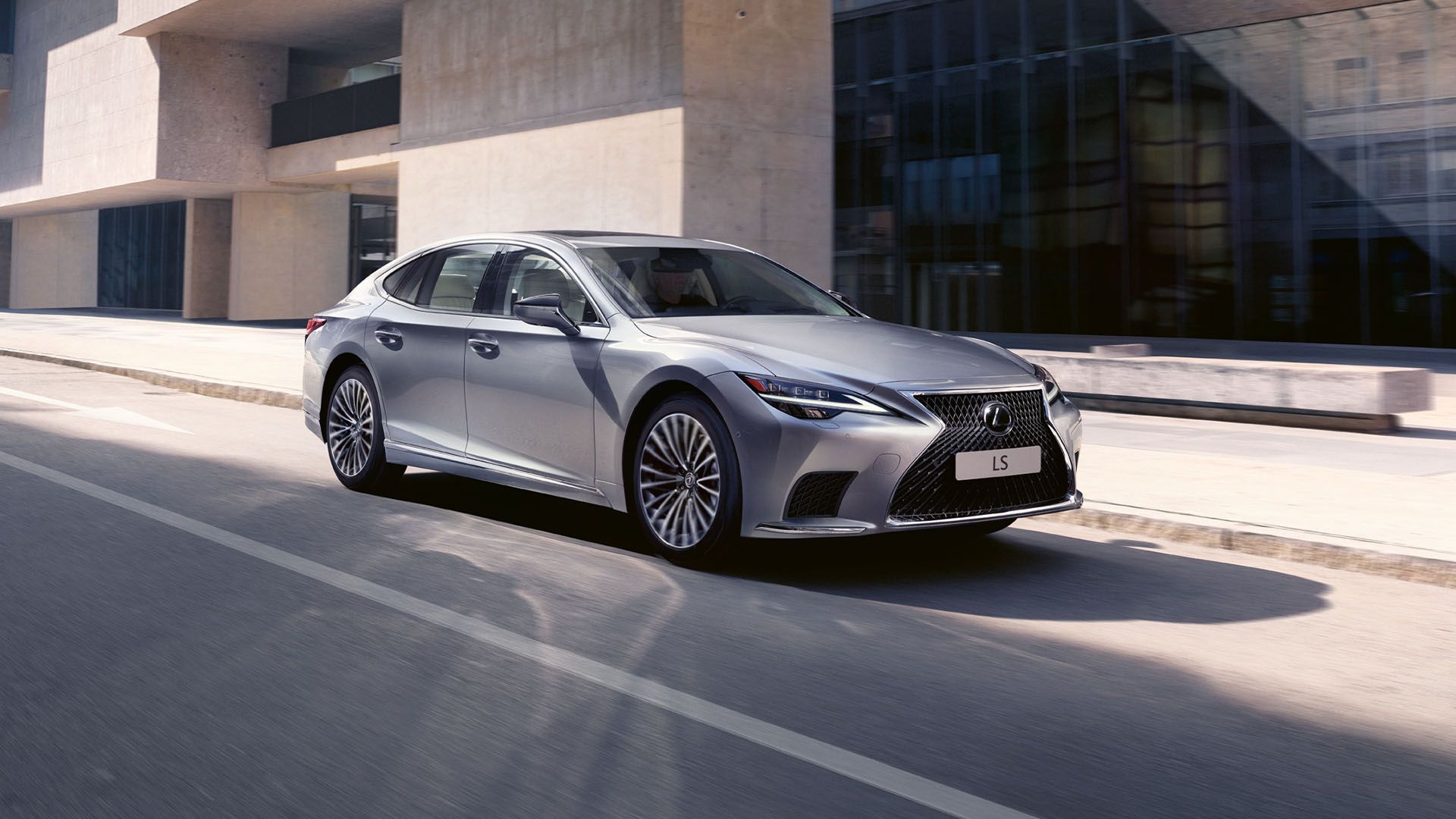 Lexus u vožnji na putu