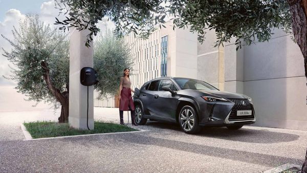 A woman next to a Lexus UX 300e