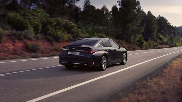 DÉCOUVREZ L'HYBRIDE AUTO-RECHARGEABLE LEXUS