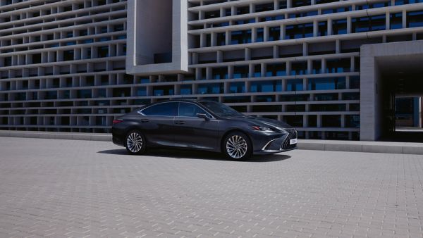 A Lexus ES 300h parked on a street
