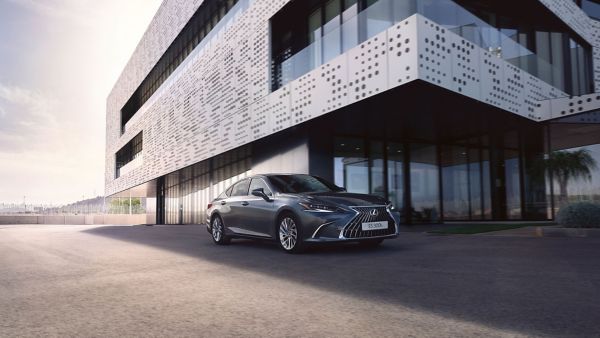 Lexus ES in front of a building