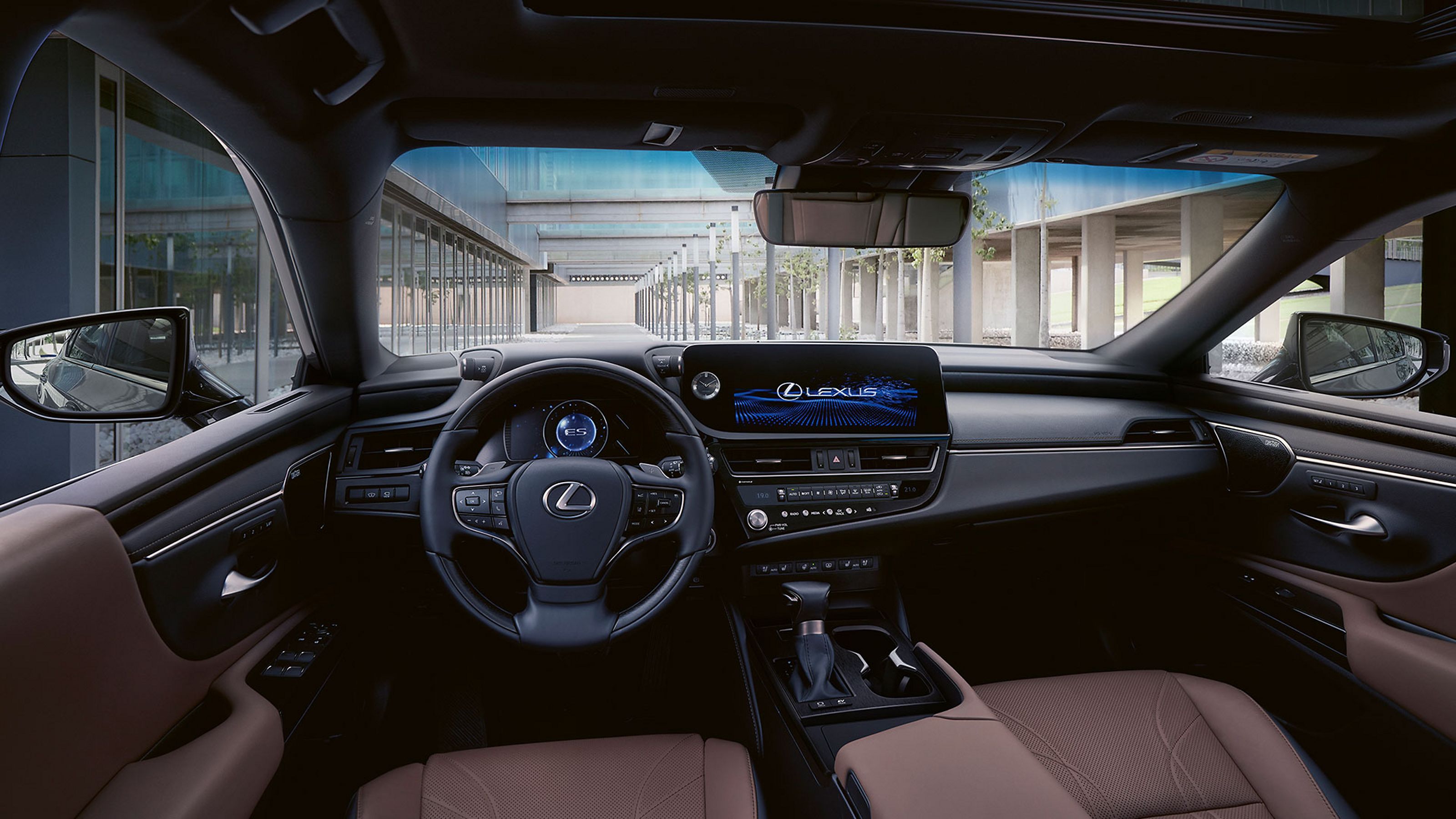 Vooraanzicht van een lichtgrijze Lexus ES