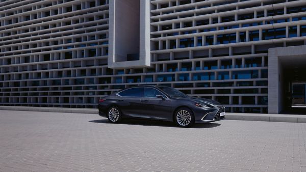 Zijaanzicht van een geparkeerde Lexus ES 300h