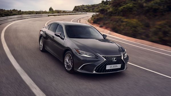 Zijaanzicht van een grijze Lexus ES 300h