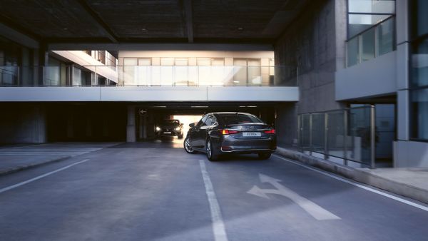 Lexus ES turning on a road