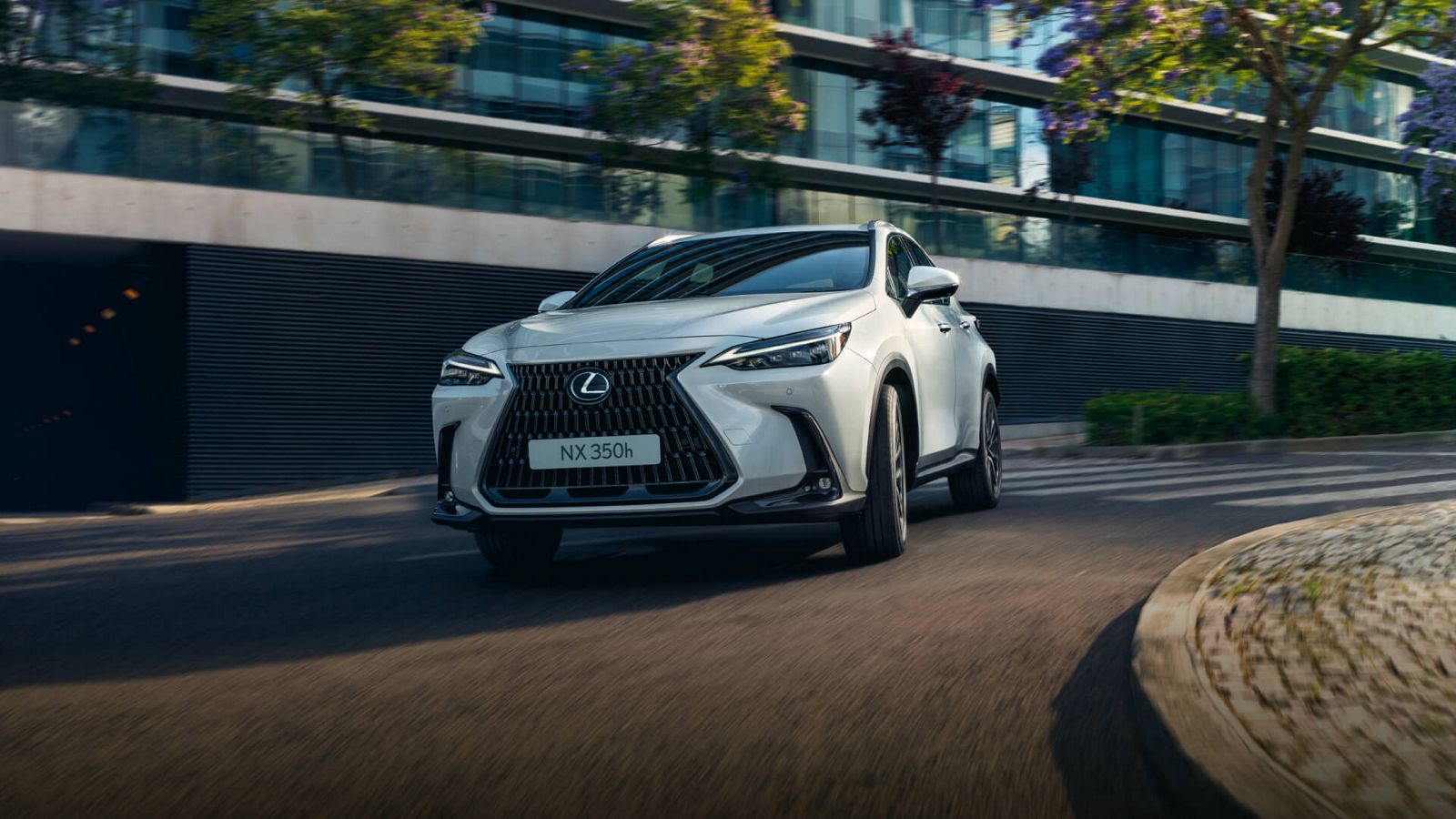 Ein Lexus NX fährt um eine Kurve