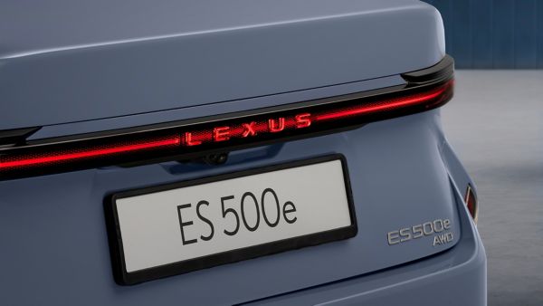 Heckansicht des neuen Lexus ES