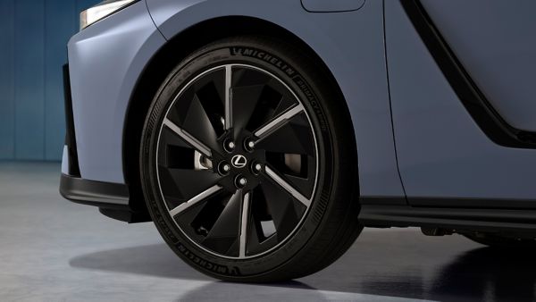 Nahaufnahme der Felgen an einem Lexus