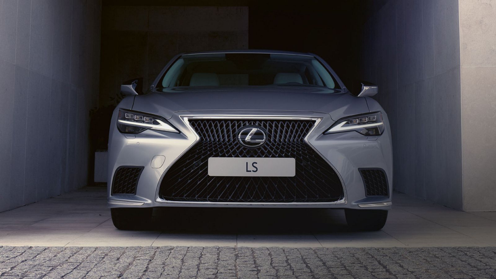 De Lexus LS staat geparkeerd