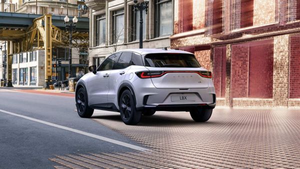 Lexus LBX jadący po drodze