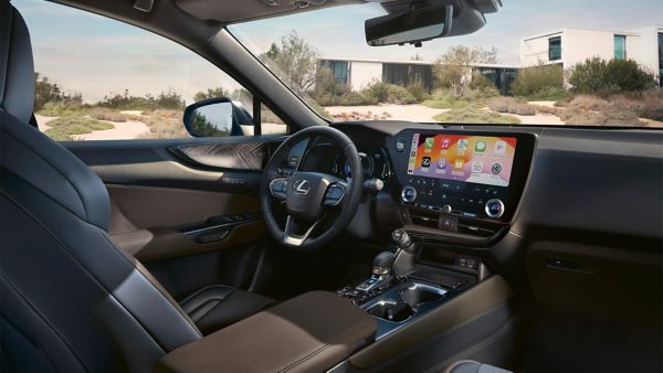 Innenansicht eines modernen Lexus NX mit Ledersitzen, Lenkrad und einem Hightech-Armaturenbrett mit Touchscreen-Display.