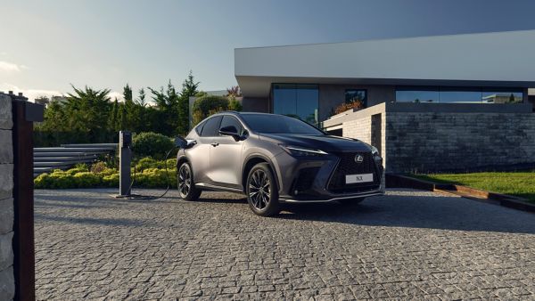 Zijaanzicht van een Lexus NX die wordt opgeladen