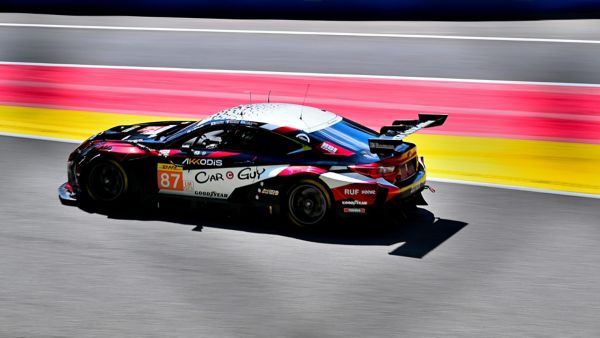 Een Lexus RC F GT3 op een racecircuit