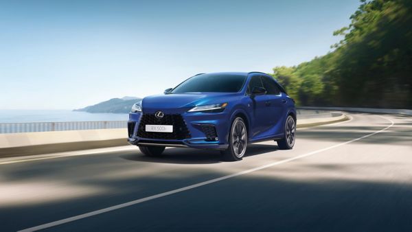 Lexus RX wyjeżdżający zza zakrętu
