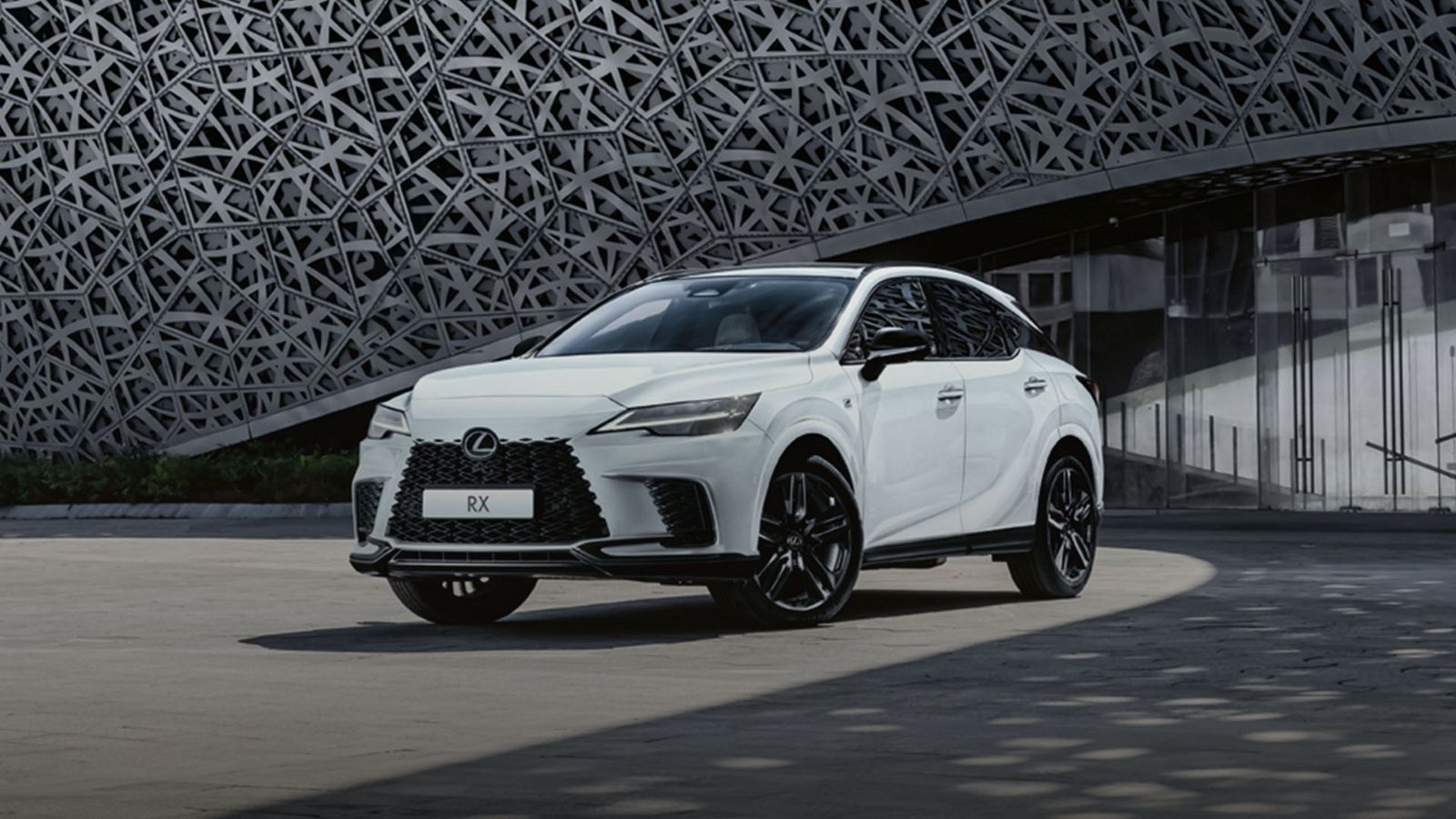 Vooraanzicht van een Lexus RX 500h rijdend op een weg