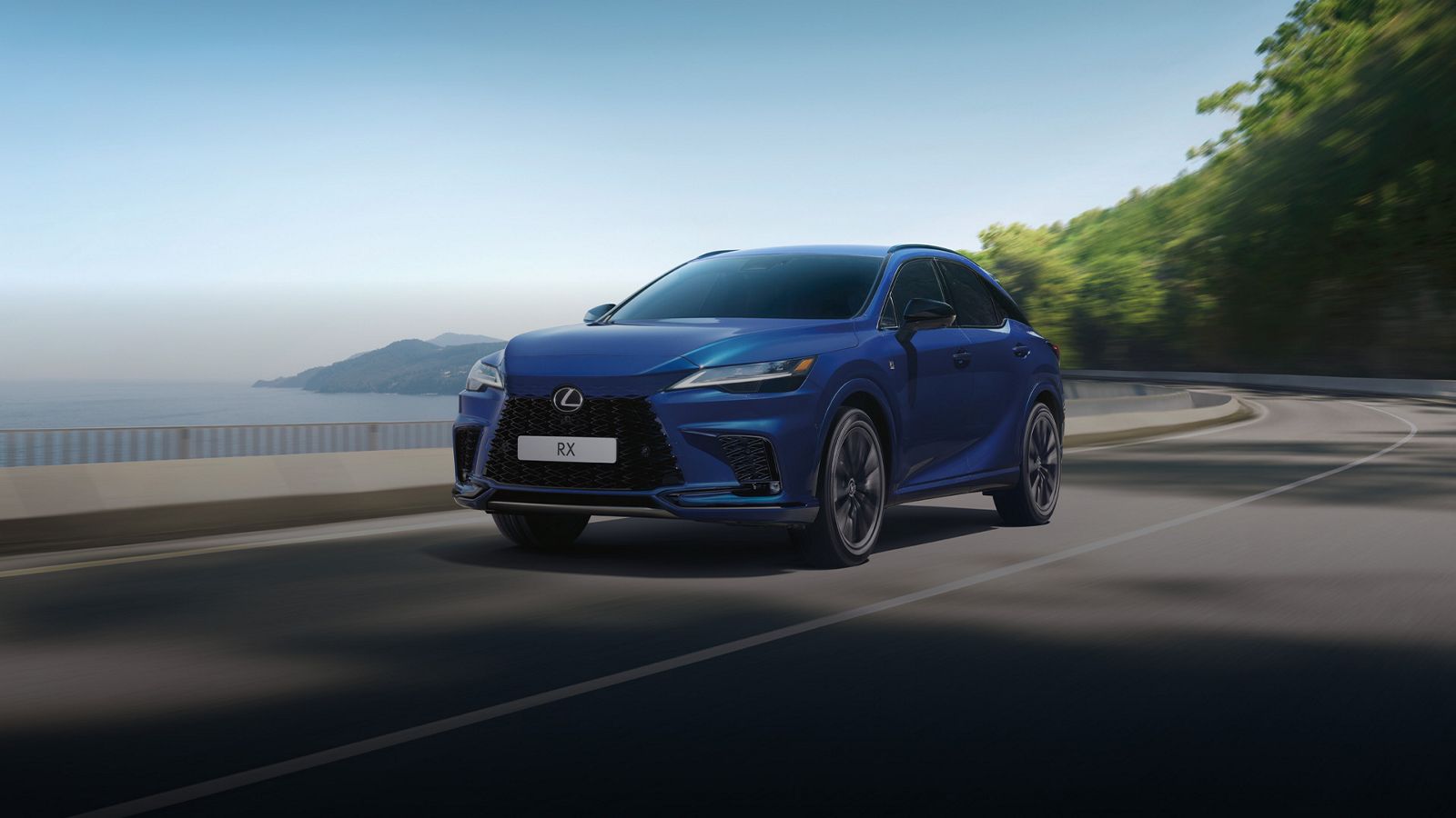 Een Lexus RX 500h rijdend op een kustweg