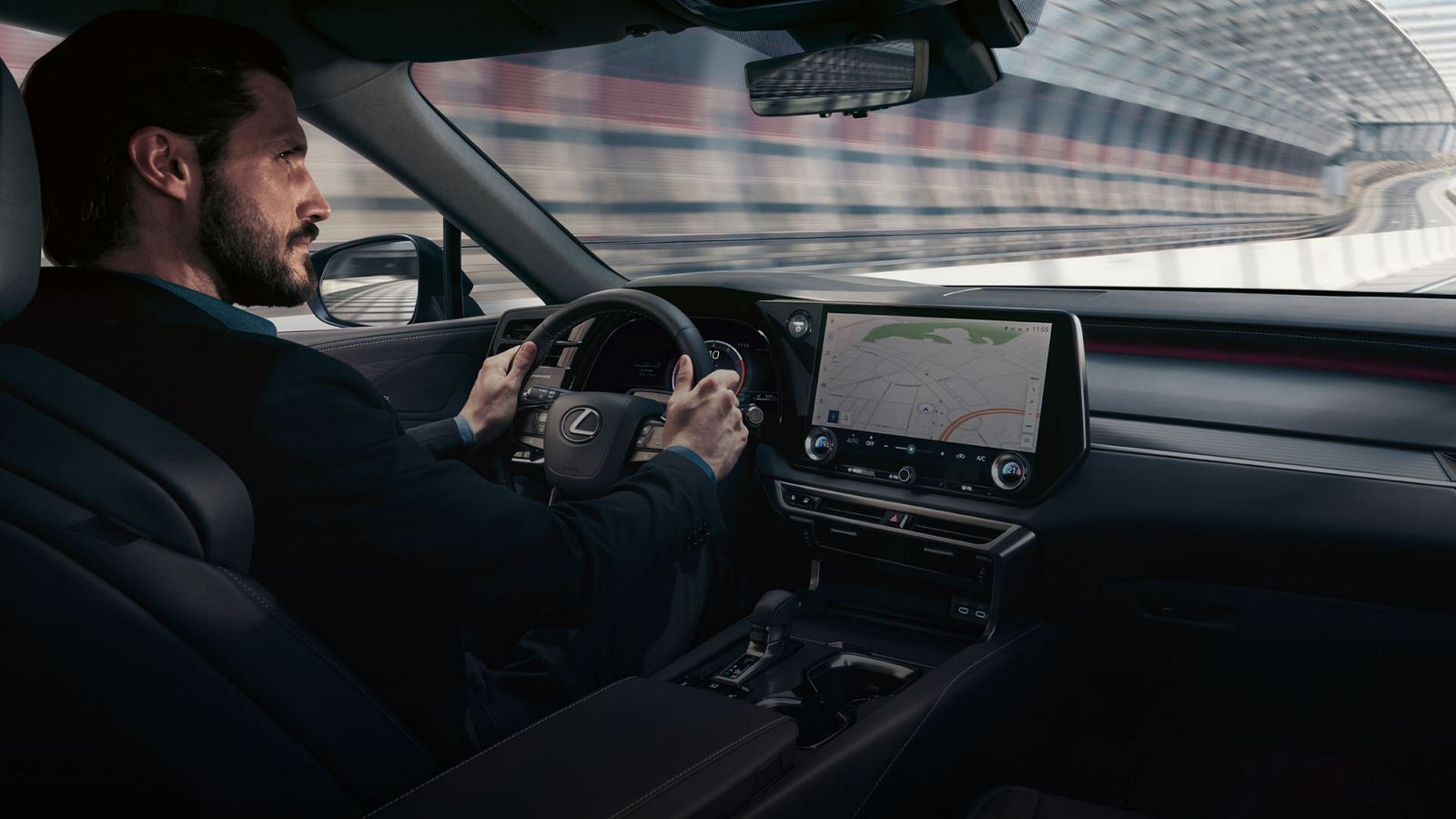 Een bestuurder zit in een Lexus RX
