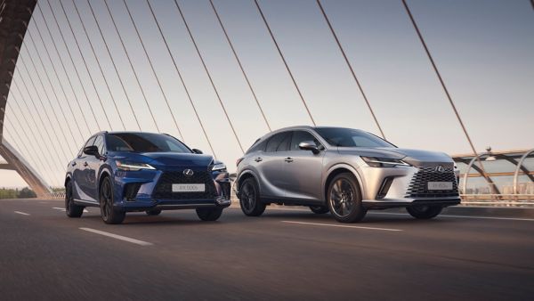 Zwei Lexus beim Fahren über eine Brücke