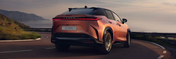 Lexus RX jadący drogą