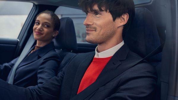 Twee personen zitten in een Lexus RZ