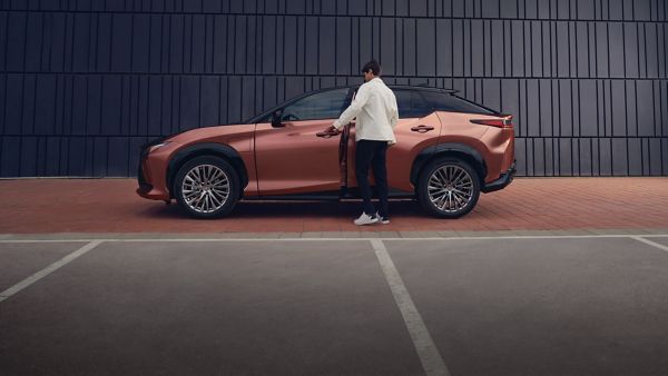 2024-lexus-rz-omotenashi-tech-your-smartphone-is-key-1920x1080-310725