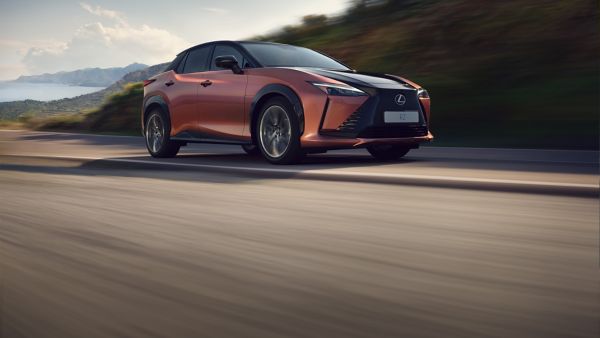 Zijaanzicht van een rijdende Lexus RZ 300e